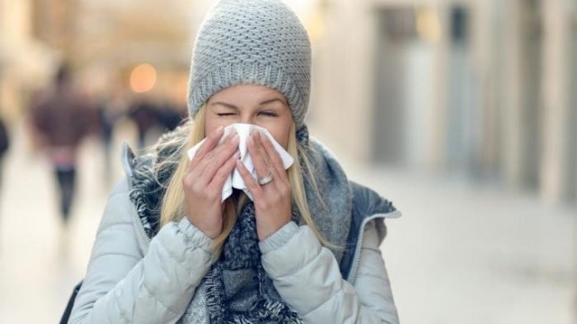 Kış aylarının gelmesiyle birlikte grip salgınında gözle görülür bir artış oldu.
Grip, virüslerin neden olduğu bir solunum yolu enfeksiyonudur. Tıp literatüründeki ismiyle influenza, genellikle halk dilinde grip olarak adlandırılır. Grip virüsü şiddetine göre farklı tedavi seçenekleri ile tedavi edilebilir. Bu tedavilerin başında genelde bağışıklık sisteminin kuvvetli tutulması hedeflenmektedir. Grip ve soğuk algınlığının en belirgin özelliği olan burun akıntısı birçok insan tarafından fazla önemsenmese de ilerleyen dönemlerde çok daha büyük hastalıkların habercisi olabilir. Peki, grip olanların asla yememesi gereken besinler neler?