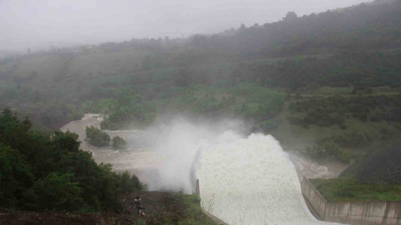 Samsun’da su seviyesi yükselen barajın kapakları açıldı