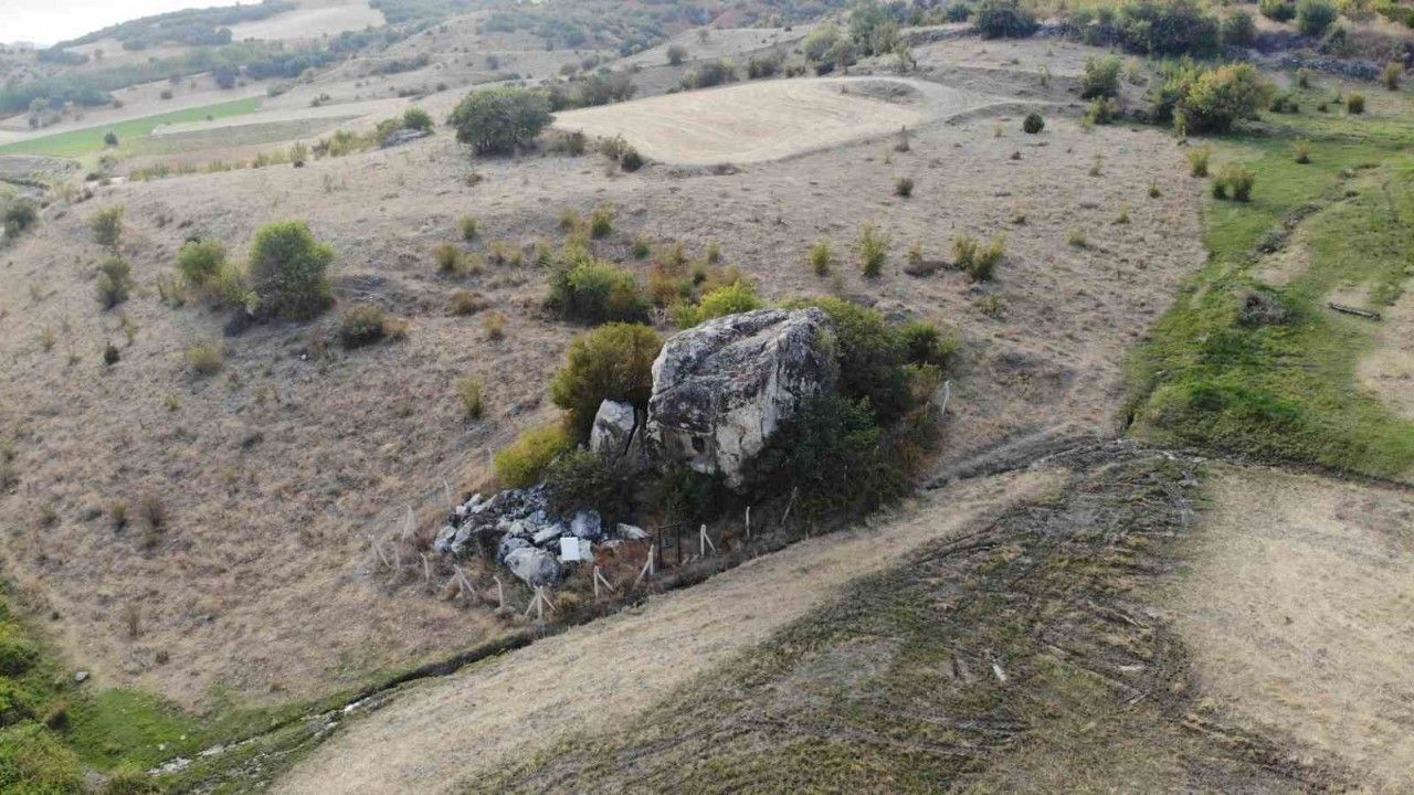 24 asırlık kaya mezar yolcuların dikkatini çekiyor
