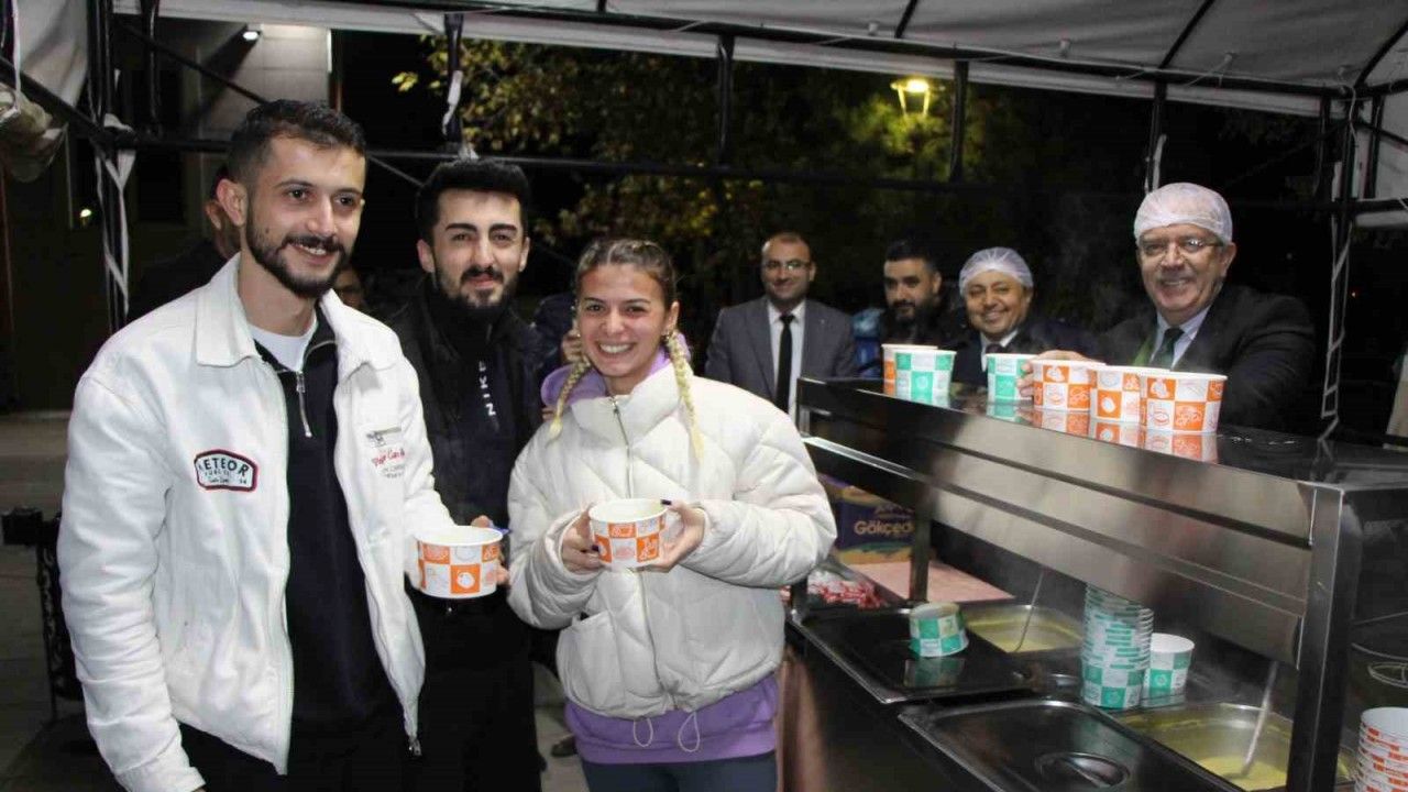 Amasya Üniversitesi’nde sınavlara hazırlanan öğrencilere sıcak çorba