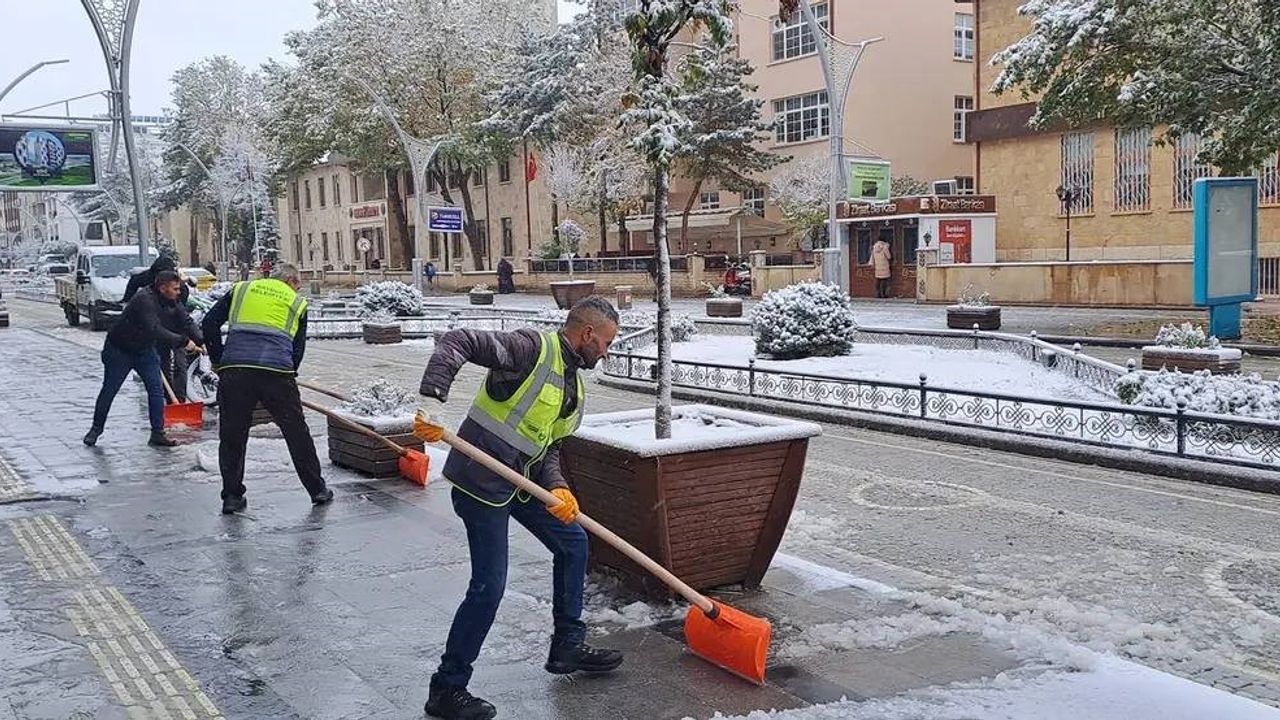 Bayburt Belediyesi ekipleri sahada karla mücadele çalışması gerçekleştiriyor