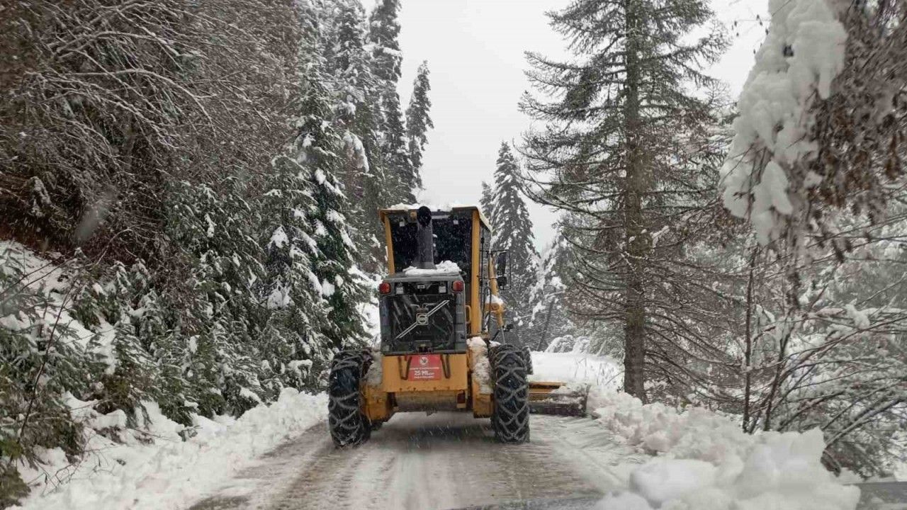 Kastamonu’da kardan kapanan yollarda çalışmalar sürüyor