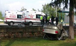 Park halindeki araca çarpan otomobil cami bahçesine uçtu: 11 yaralı