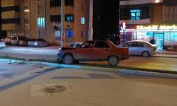 Osmancık'ta kontrolden çıkan otomobil elektrik direğine çarptı!