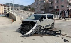 Otomobille hafif ticari araç kavşakta çarpıştı: Kaza anı kamerada