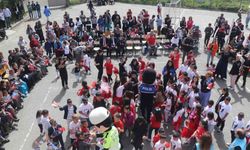 Polisler 23 Nisan’ı çocuklarla kutladı