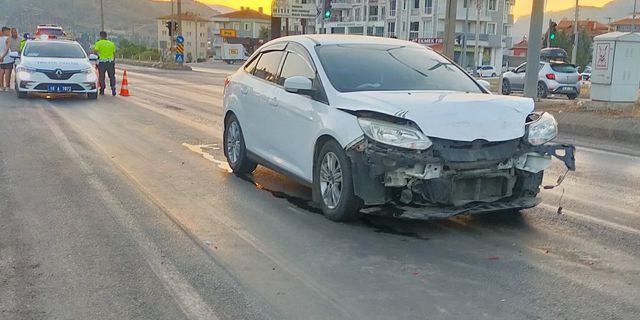 Osmancık'ta kırmızı ışıkta bekleyen otomobile başka bir araç çarptı: 2 yaralı
