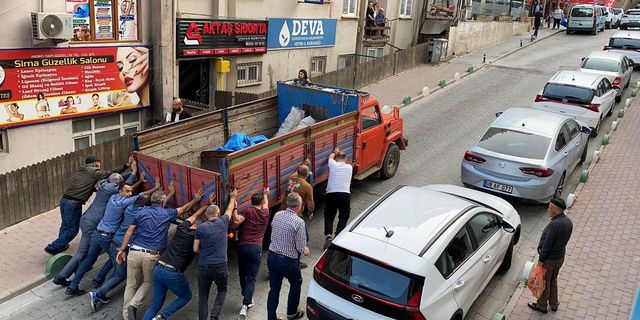 Artvin’de vatandaşlar arızalanan kamyoneti iterek yolu trafiğe açtı