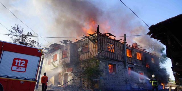 Kastamonu’da çıkan yangında iki ev küle döndü