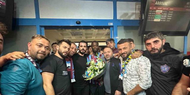 Trabzonspor taraftarı, yeni transfer Nicolas Pepe’yi coşkuyla karşıladı
