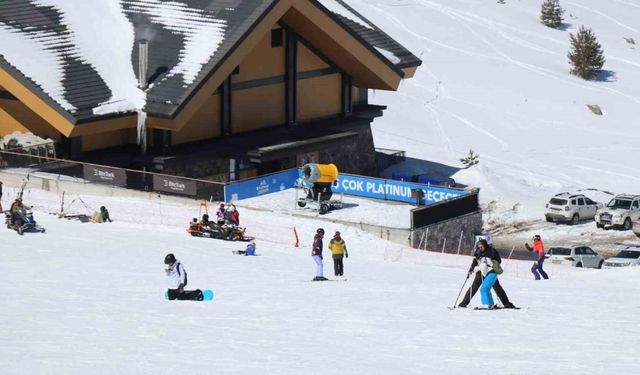 Kartalkaya’da kayak sezonu kapandı: Son günde kayağın tadını çıkardılar