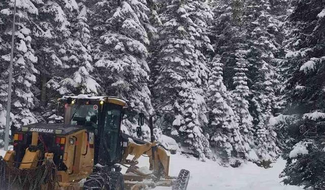 Kastamonu’da karla kapanan köy yolları ekiplerin çalışmasıyla ulaşıma açıldı