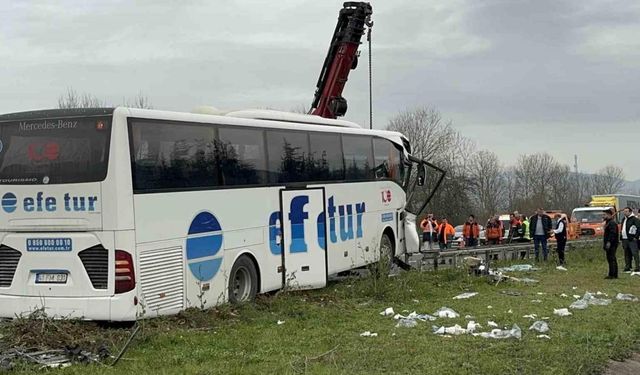 Tırla çarpışan otobüs refüje çıktı: 1’i ağır 15 yaralı