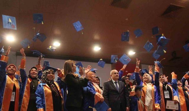 Hitit Üniversitesi'nde anne ve anne adayları kep atarak mezuniyet heyecanı yaşadı