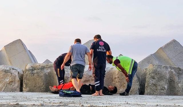 Balık tutmak isterken denize düştü, ölümden döndü