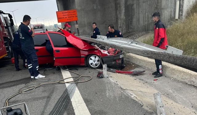 Bariyerlere çarpan otomobil hurdaya döndü: 1 yaralı