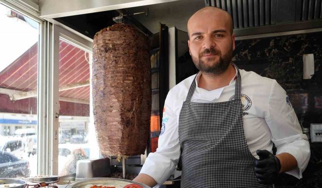 Bursa’nın İskender’ine rakip çıktı: Damak çatlatan meşhur Bayburt döneri yöresel lezzet yaprak mantıyla buluşturuldu