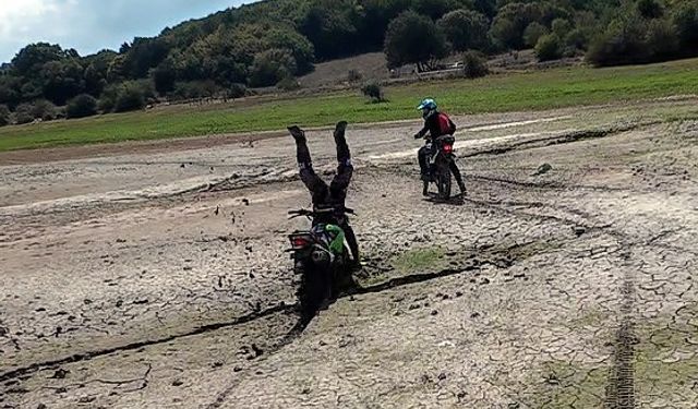 Çamura saplanan motosikletli böyle takla attı: Arkadaşları kahkahaya boğuldu