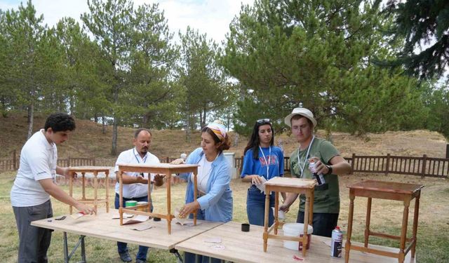 Çevre bilinci kazanan öğrenciler ahşap ürünleri gün yüzüne çıkarttı, plastiklerden levha üretti