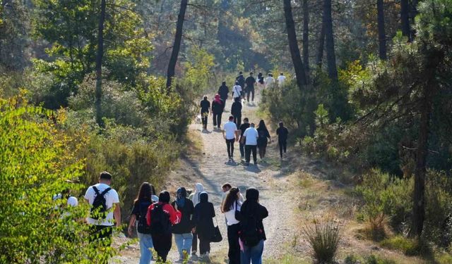 Gençler 8 kilometre yürüdü Türk Bayrağı açtı