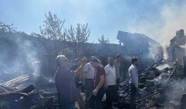 Kastamonu’da korkutan yangın: 3 ev küle döndü, 17 yaşındaki genç kayıp