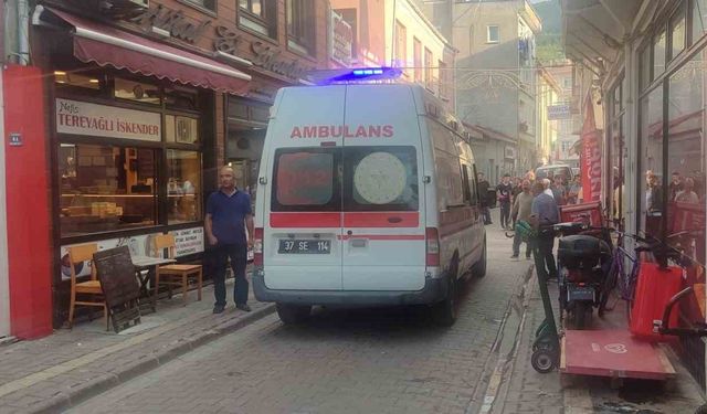 Kavga sırasında kırılan cam sokaktan geçen engelli gencin üzerine düştü