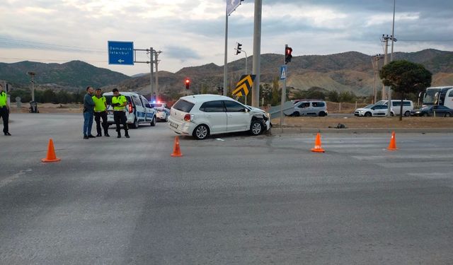 Kırmızı ışık ihlali trafik kazasına neden oldu, 2’si çocuk 4 kişi yaralandı