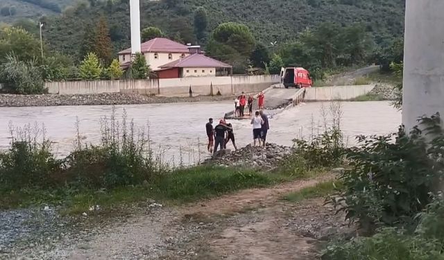 Köprü yıkıldı, imamın yardımına itfaiye ekipleri koştu