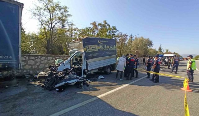 Mobilya yüklü kamyonet park halindeki dorseye çarptı: 3 ölü