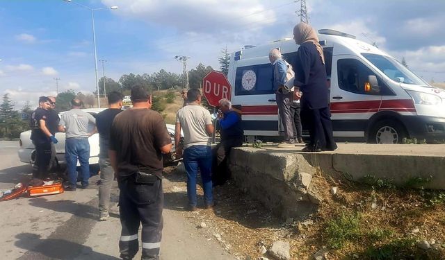 Otomobil kaldırıma çarptı, yaralılara yoldan geçen sağlık ekibi müdahale etti