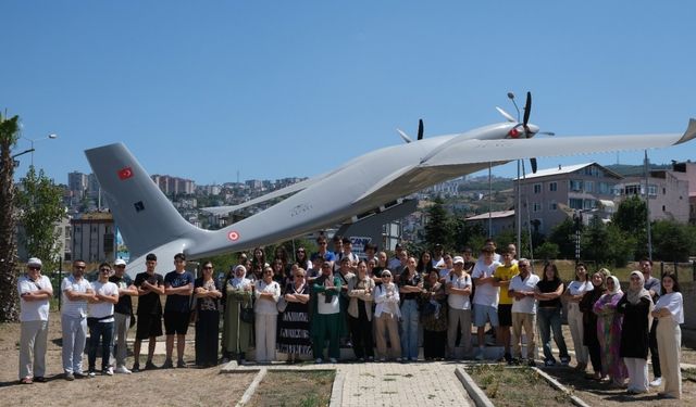 Rumen öğrencilerden Canik’te Akıncı TİHA pozu