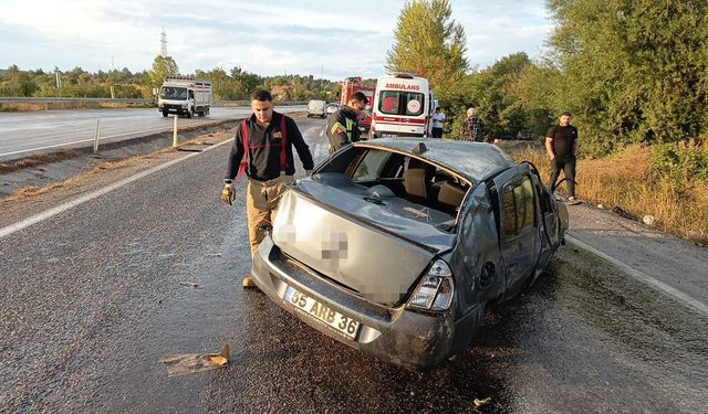 Takla atıp yolun karşısına geçen otomobilin sürücüsü yaralandı