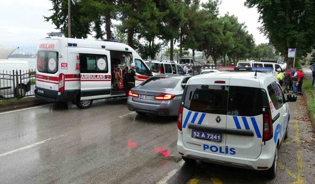 Yağmur nedeniyle kayganlaşan yolda zincirleme trafik kazası: 2 yaralı