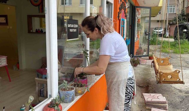 Yoldan geçenlerin sürekli çiçek istemesi canından bezdirdi