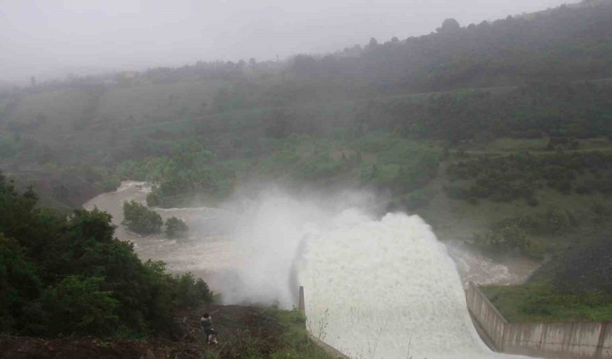 Samsun’da su seviyesi yükselen barajın kapakları açıldı