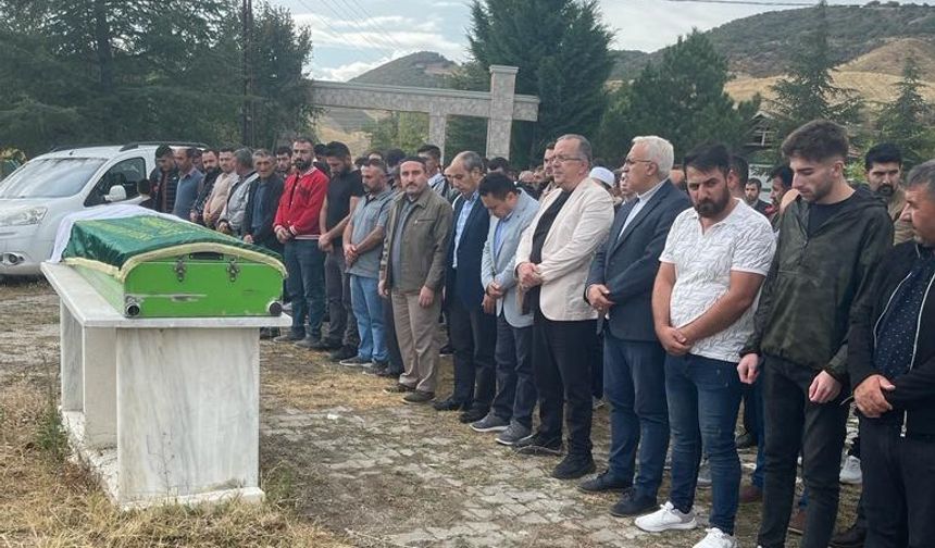Amasya’daki otobüs kazasında hayatını kaybeden 2 üniversite öğrencisi Çorum’da defnedildi!