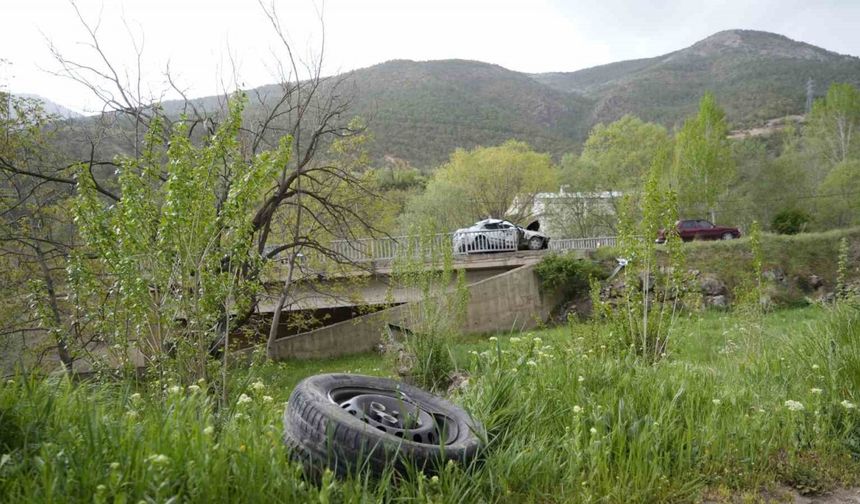 Sürücüsünün direksiyon hakimiyetini kaybettiği otomobil köprü korkuluklarına çarparak durabildi