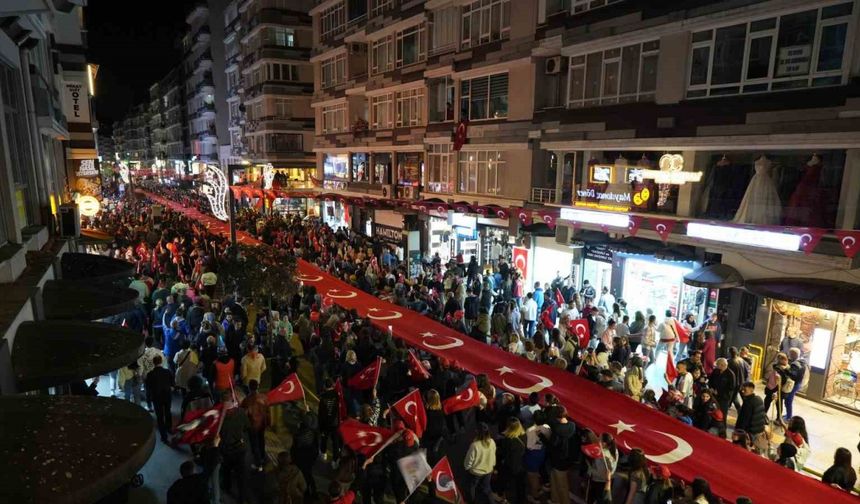 Samsun’da 1919 metrelik bayrakla "Fener Alayı ve Gençlik Haftası" yürüyüşü