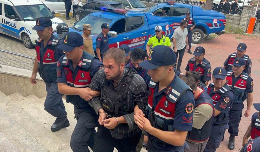 3 akrabasını bıçaklayarak öldürüp yayla evini ateşe veren şahsın mahkemedeki ifadesi ortaya çıktı