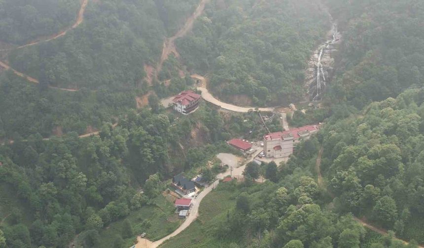 Ağaran Şelalesi gelen turistleri kendine hayran bırakıyor