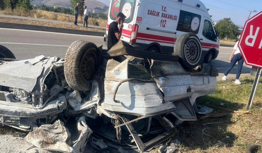 Araçtan geriye demir yığını kaldı, tanınmayan araçtan yaralı kurtuldu