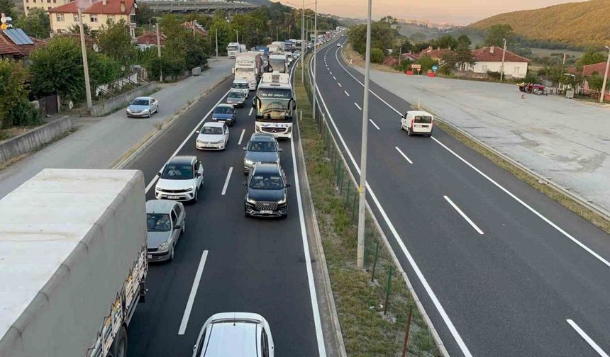 Bolu’da İstanbul istikametinde kilometrelerce araç kuyruğu oluştu