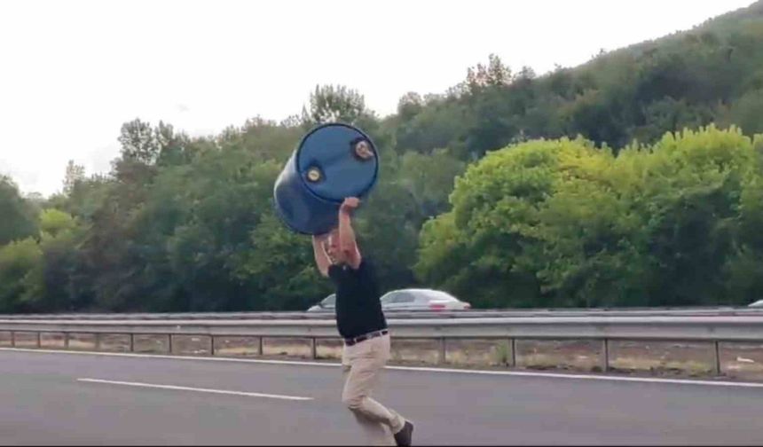 Canını hiçe sayarak, trafiği tehlikeye düşüren varili yolun dışına attı