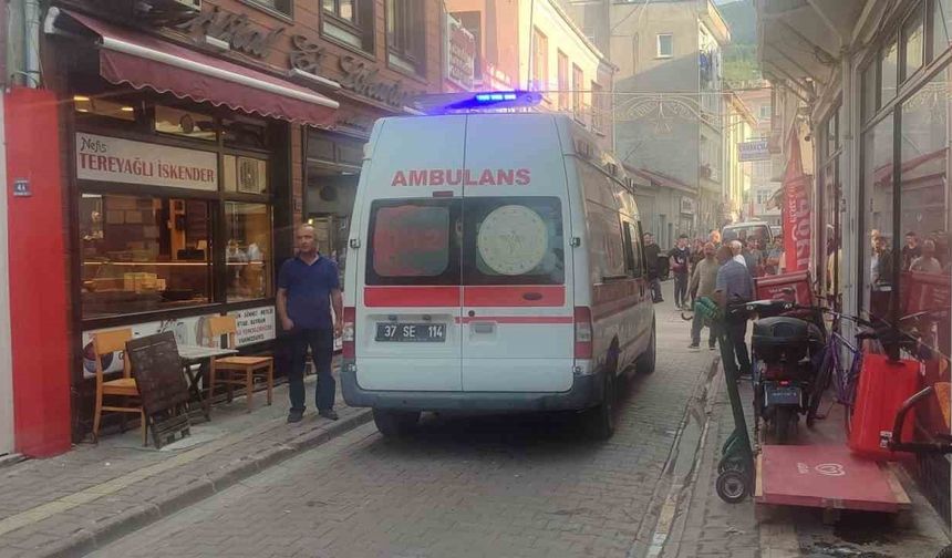 Kavga sırasında kırılan cam sokaktan geçen engelli gencin üzerine düştü