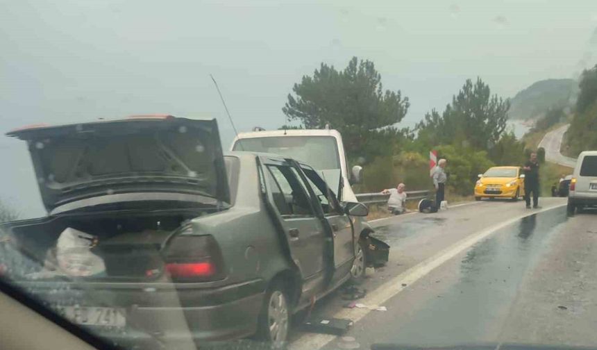 Otomobil ile ticari araç kafa kafaya çarpıştı: 7 yaralı