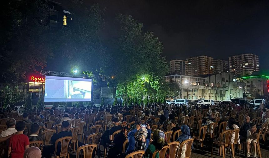 Trabzon’un ilçeleri yazlık sinema ile tanışıyor