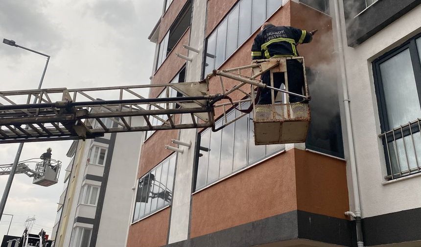 Yıldırım düşen apartmanda çıkan yangında 4 kişi dumandan etkilendi